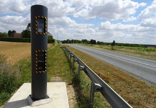 Radar vitesse fixe discriminant capable de différencier les types de véhicules