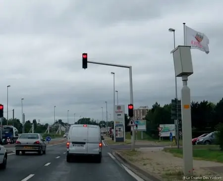 Radar de franchissement de feu rouge installé à un carrefour