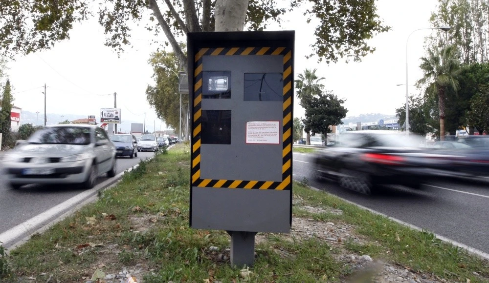 Radar vitesse fixe classique sur une autoroute française