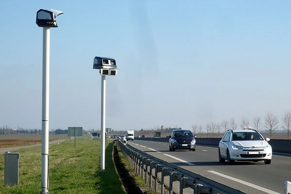 Radar de vitesse moyenne (tronçon) installé sur une route