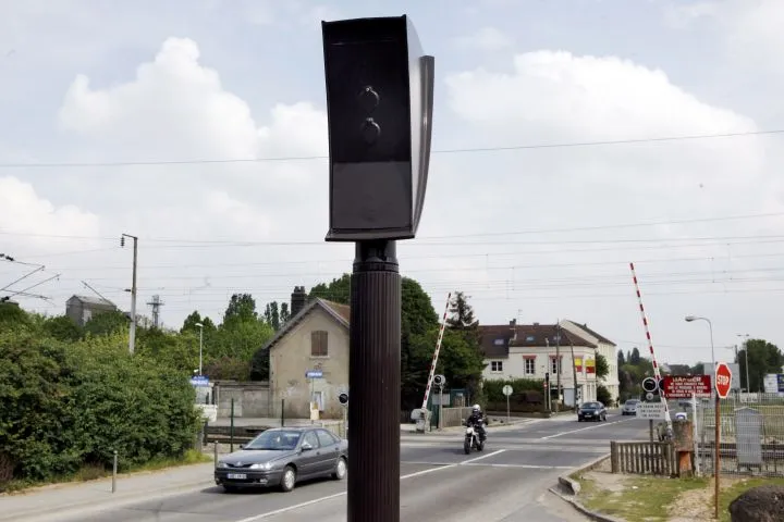 Radar de passage à niveau surveillant un carrefour rail-route